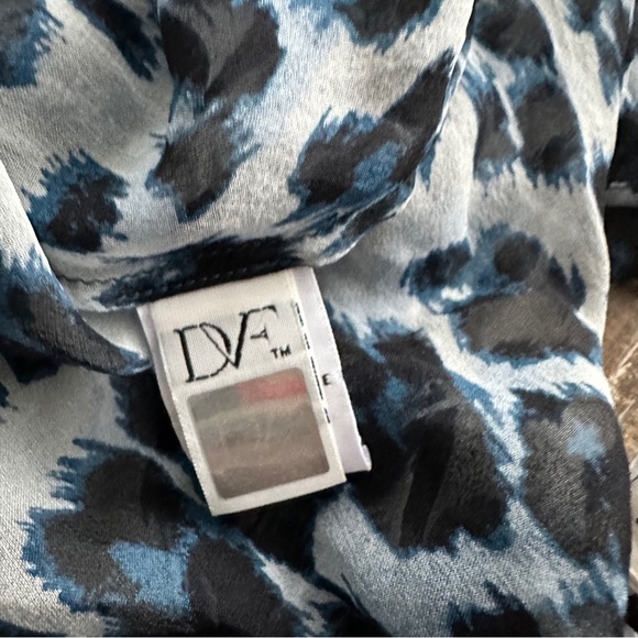 Diane Von Furstenberg Blue and Black Leopard Print Blouse - Size 10 - Picture 10 of 11